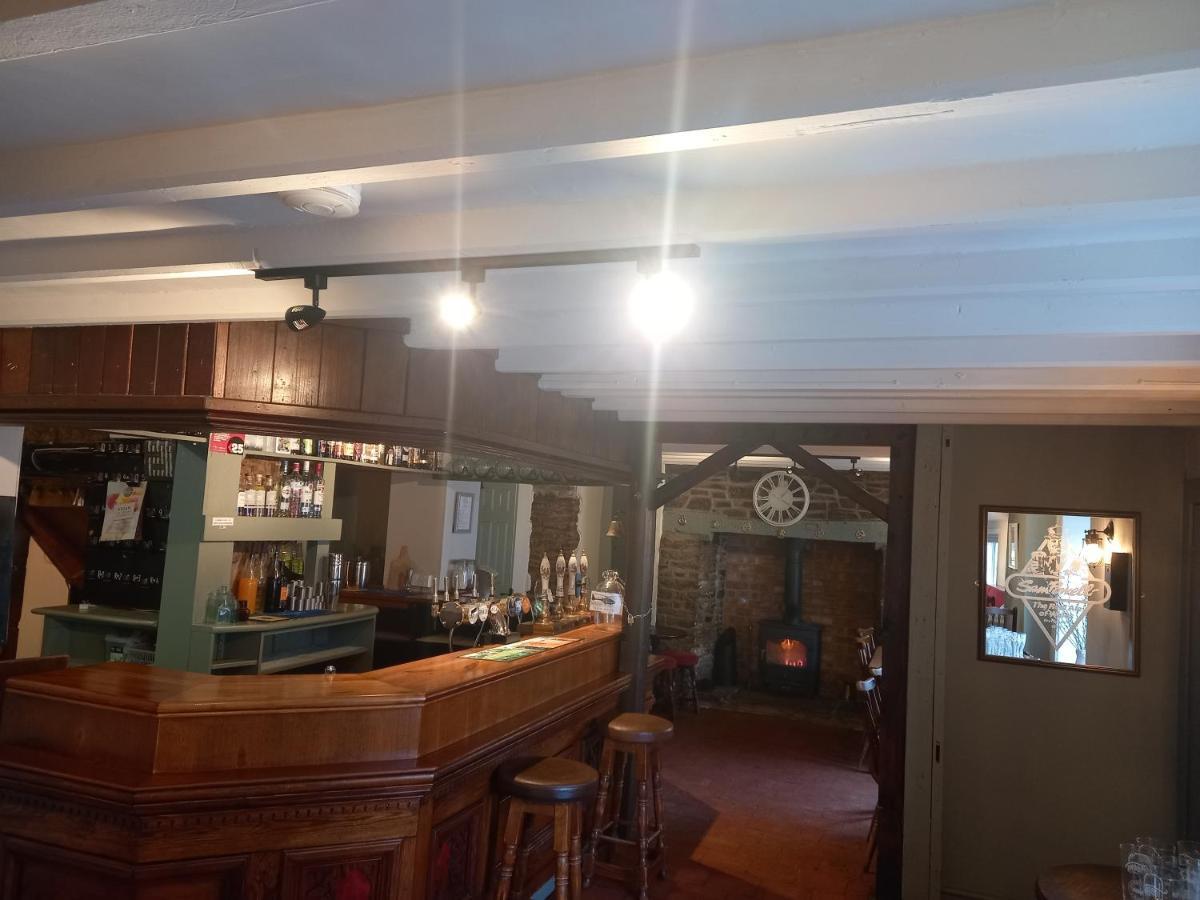 The Crown Inn Wentnor エクステリア 写真