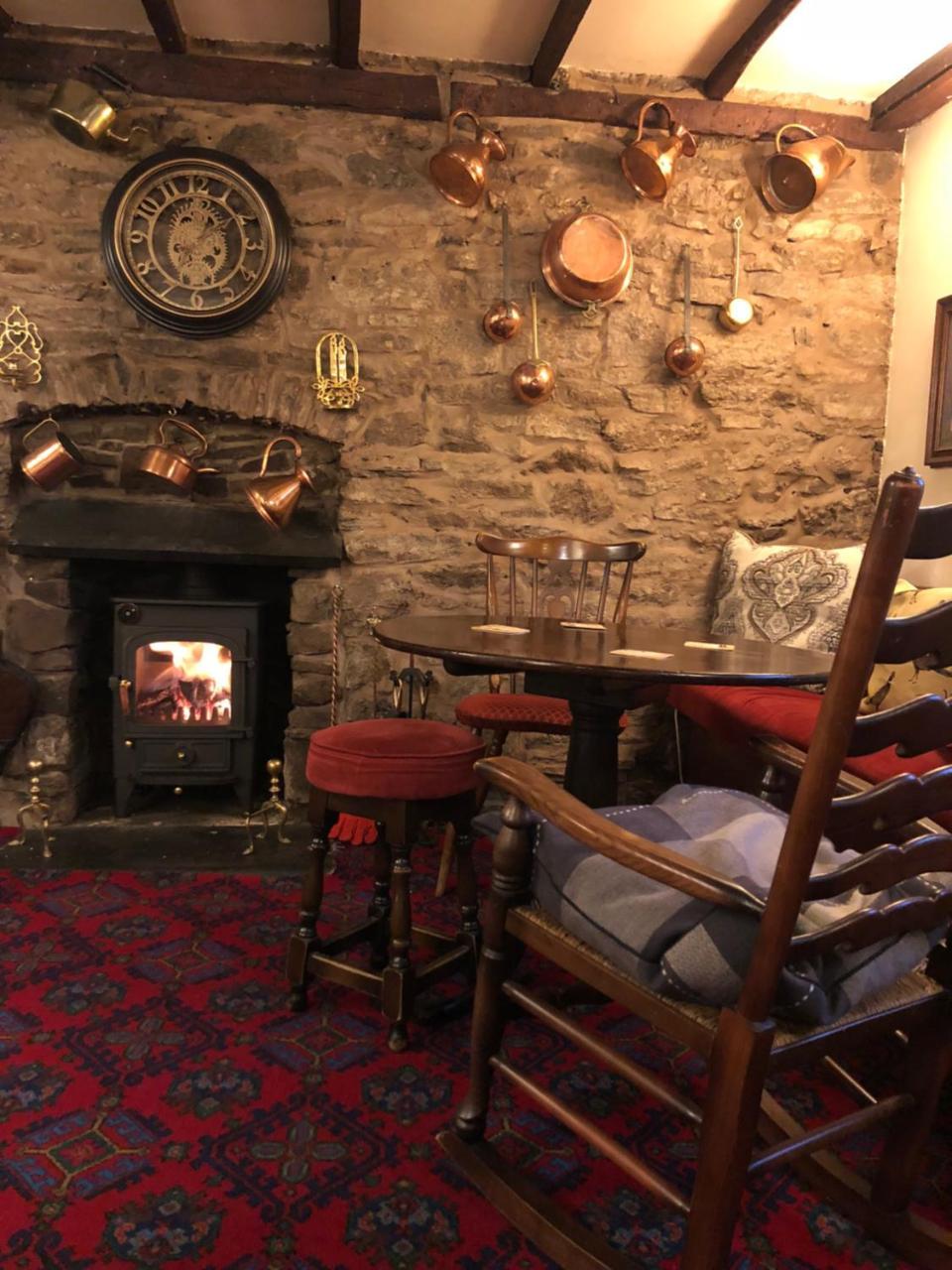 The Crown Inn Wentnor エクステリア 写真
